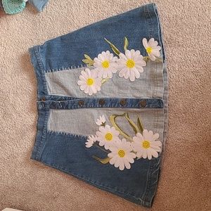 BEAUTIFUL snap front daisy applique skirt 💛